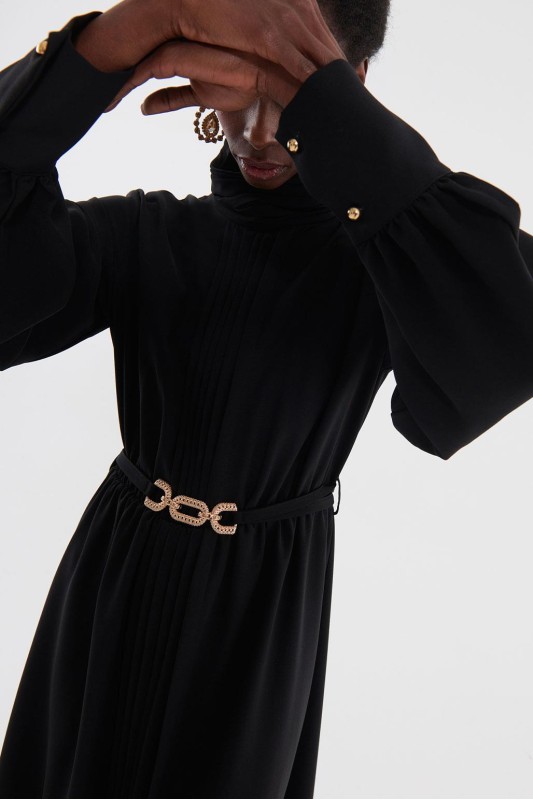 Gold Kemerli Pileli Elbise Siyah