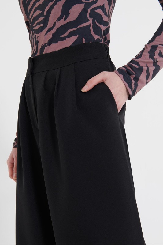 Pili Detaylı Palazzo Pantolon Siyah