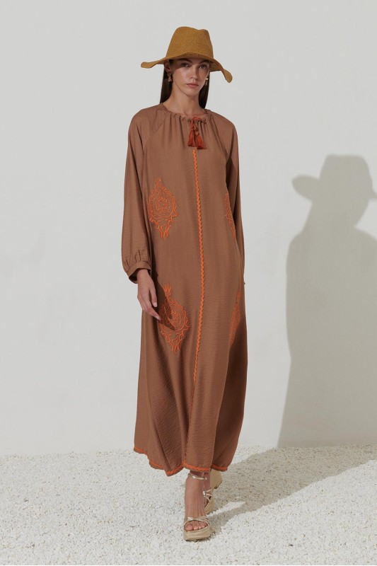Nakışlı Kol Detaylı Keten Elbise Camel